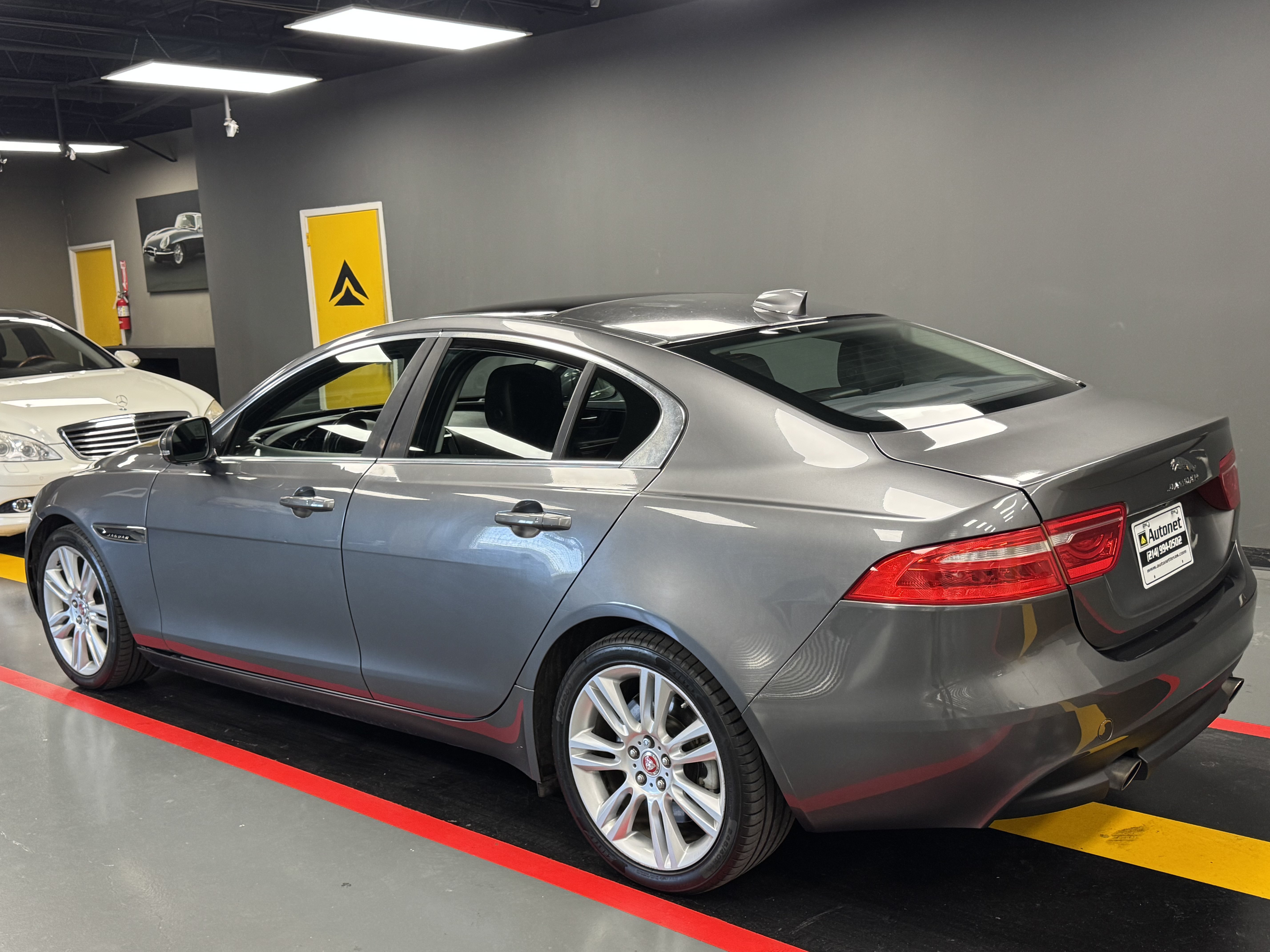 Used 2019 Jaguar XE Premium RWD image 4