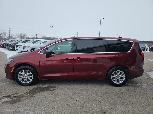 Used 2023 Chrysler Pacifica Touring-L image 4