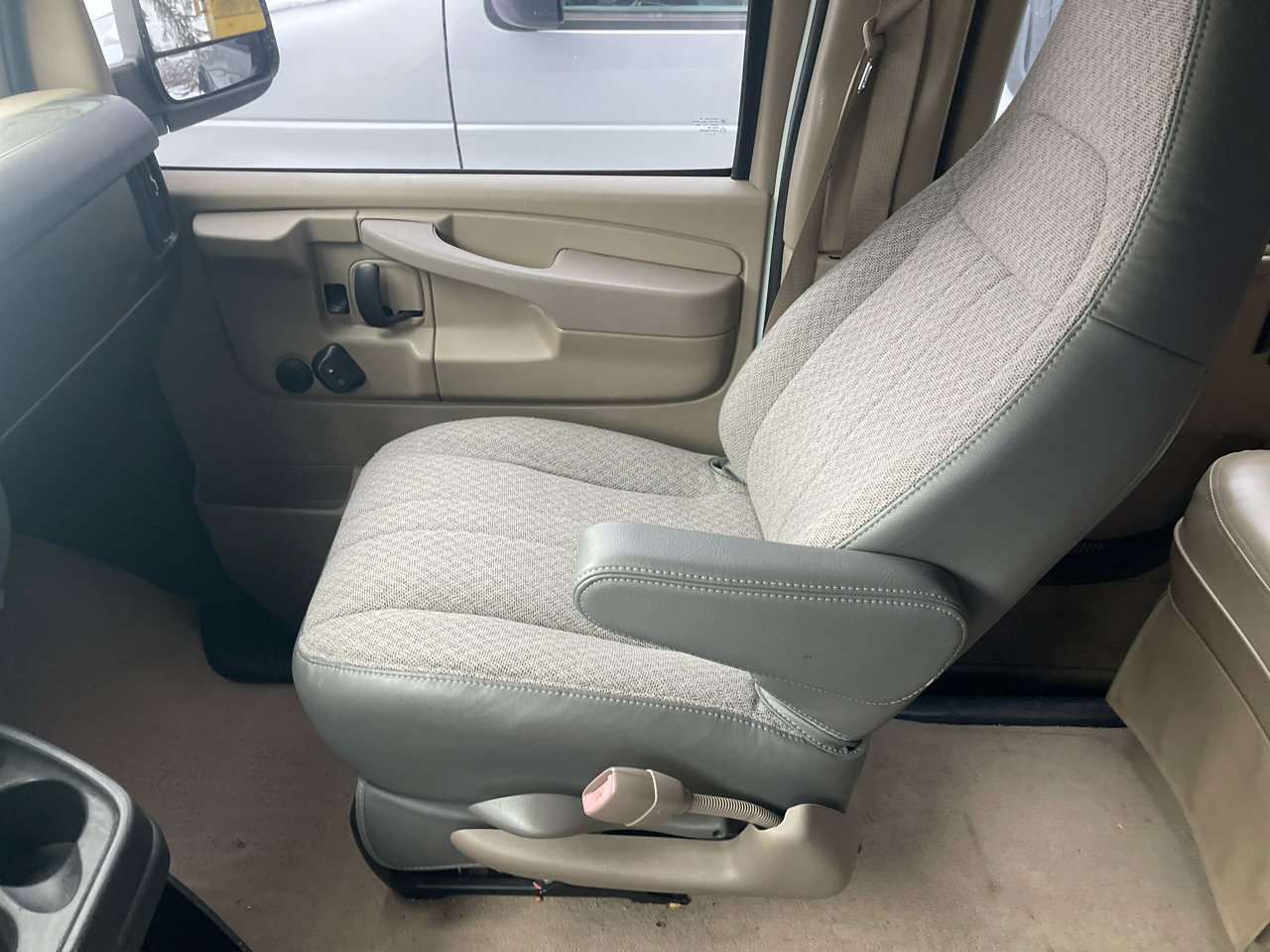 Used 2011 Chevrolet Express 1500 image 11