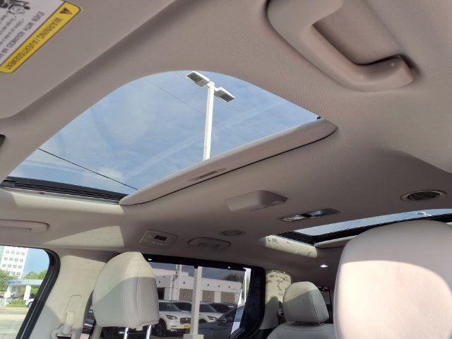 Used 2026 Kia Carnival SX w/ SX Dark Edition Package FWD image 10