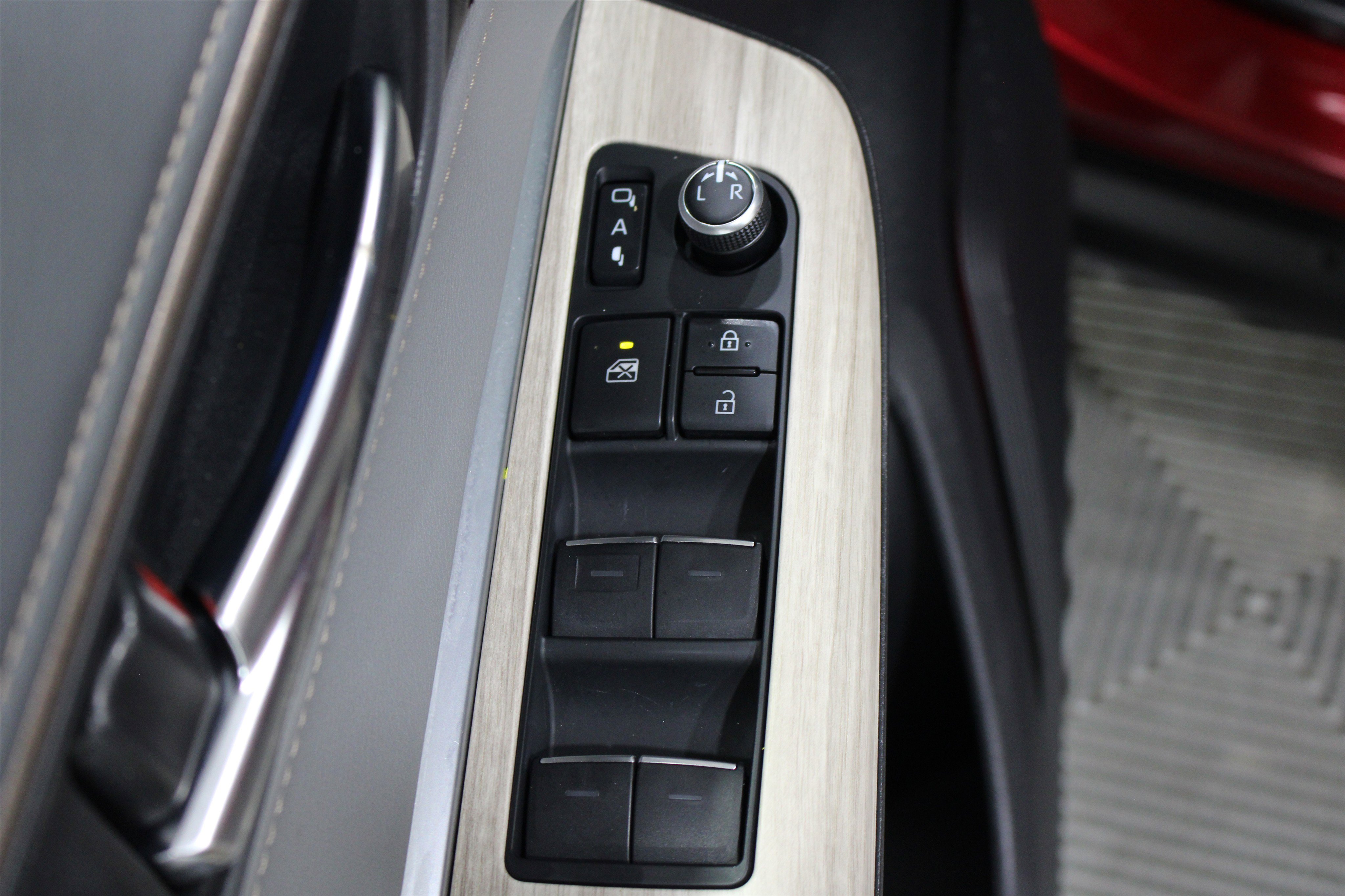 Used 2021 Toyota Venza Limited AWD/4WD image 7