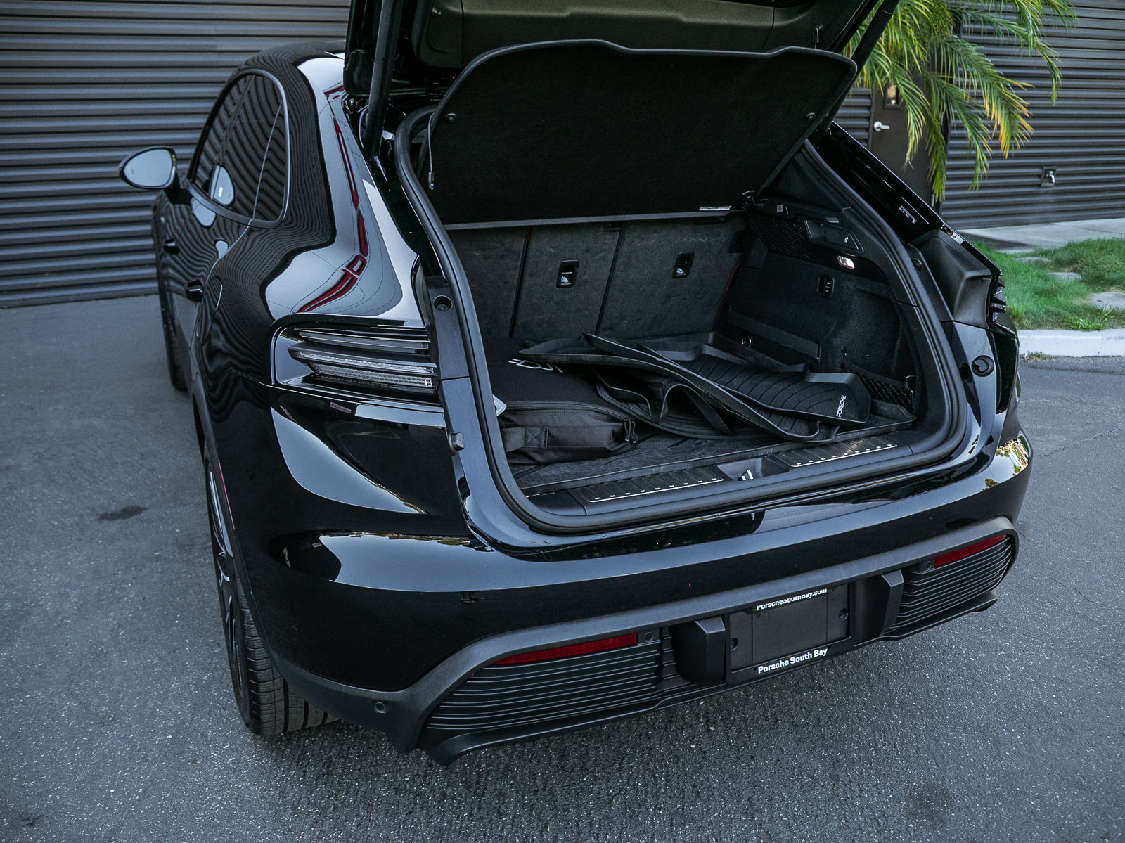 Certified 2025 Porsche Macan Electric RWD image 23