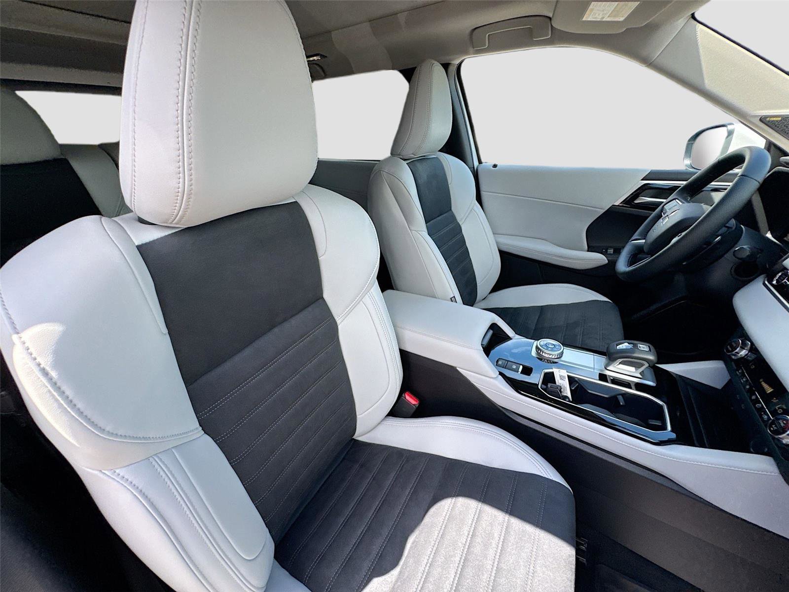 New 2025 Mitsubishi Outlander SE image 29