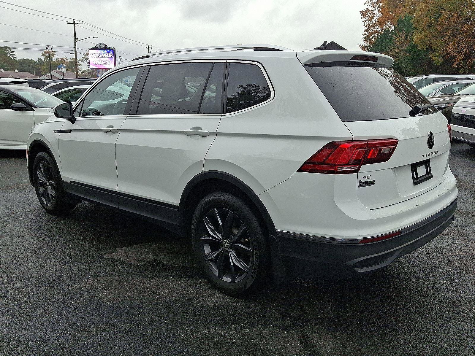 Used 2022 Volkswagen Tiguan SE w/ Panoramic Sunroof Package image 6