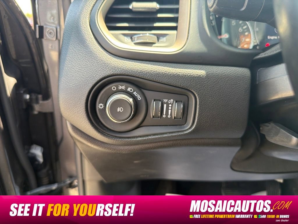 Used 2017 Jeep Renegade Latitude w/ Popular Equipment Group AWD/4WD image 27