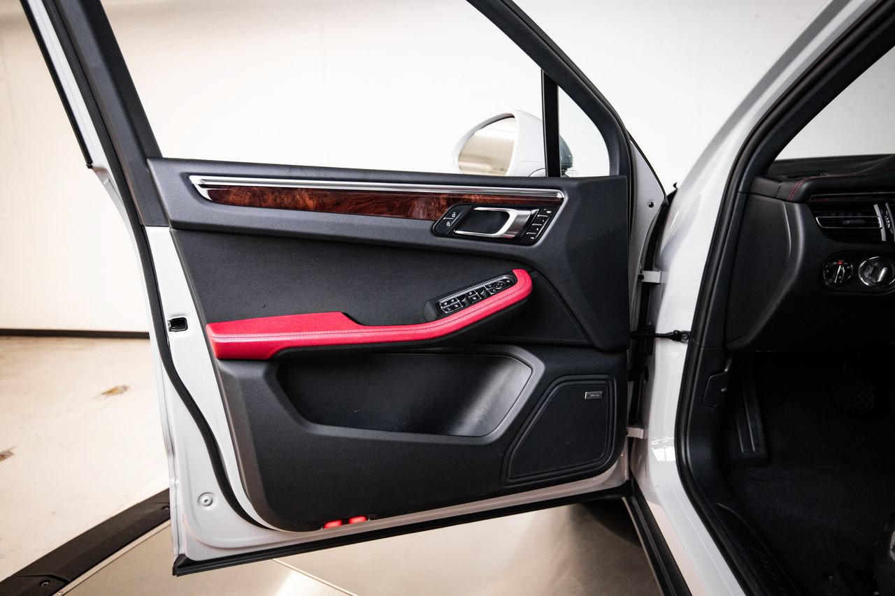 Certified 2023 Porsche Macan AWD/4WD image 23