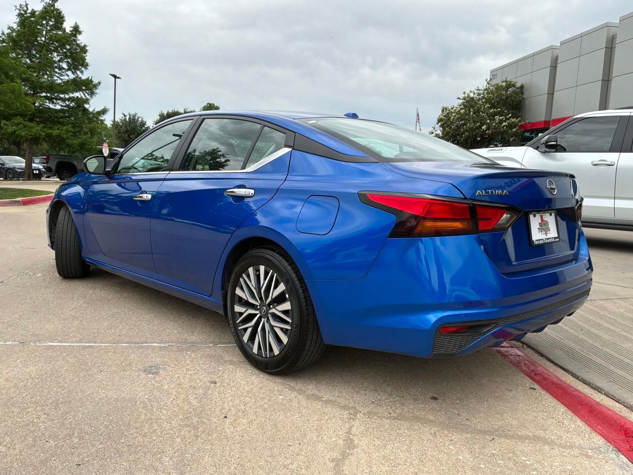Used 2025 Nissan Altima 2.5 SV FWD image 8