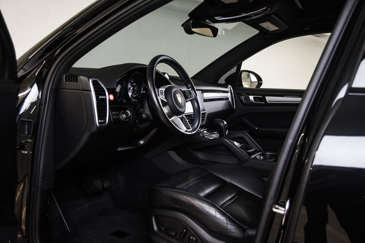 Certified 2023 Porsche Cayenne Platinum Edition image 4