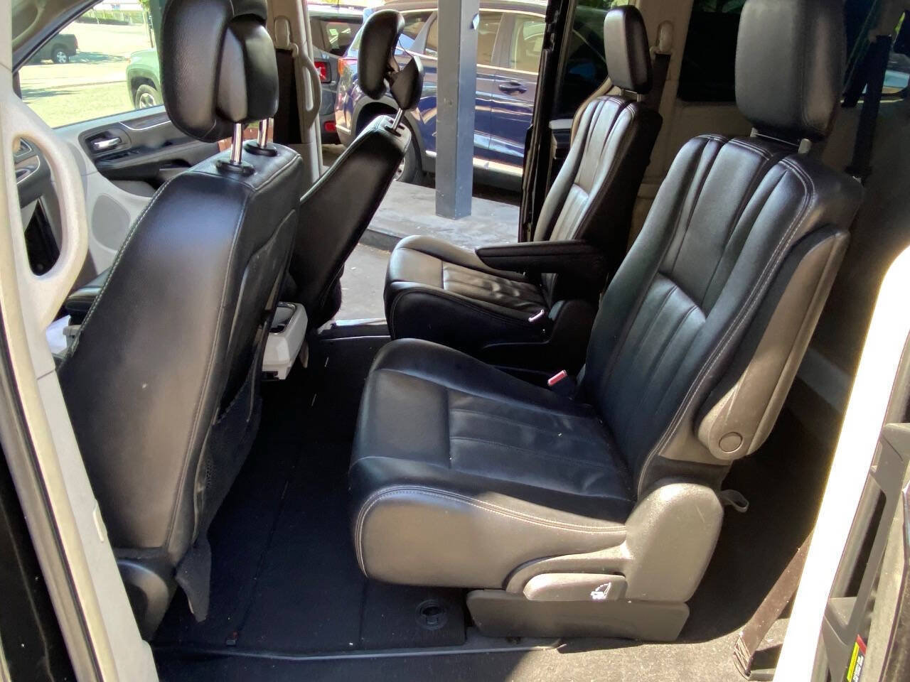 Used 2014 Chrysler Town & Country Touring FWD image 16