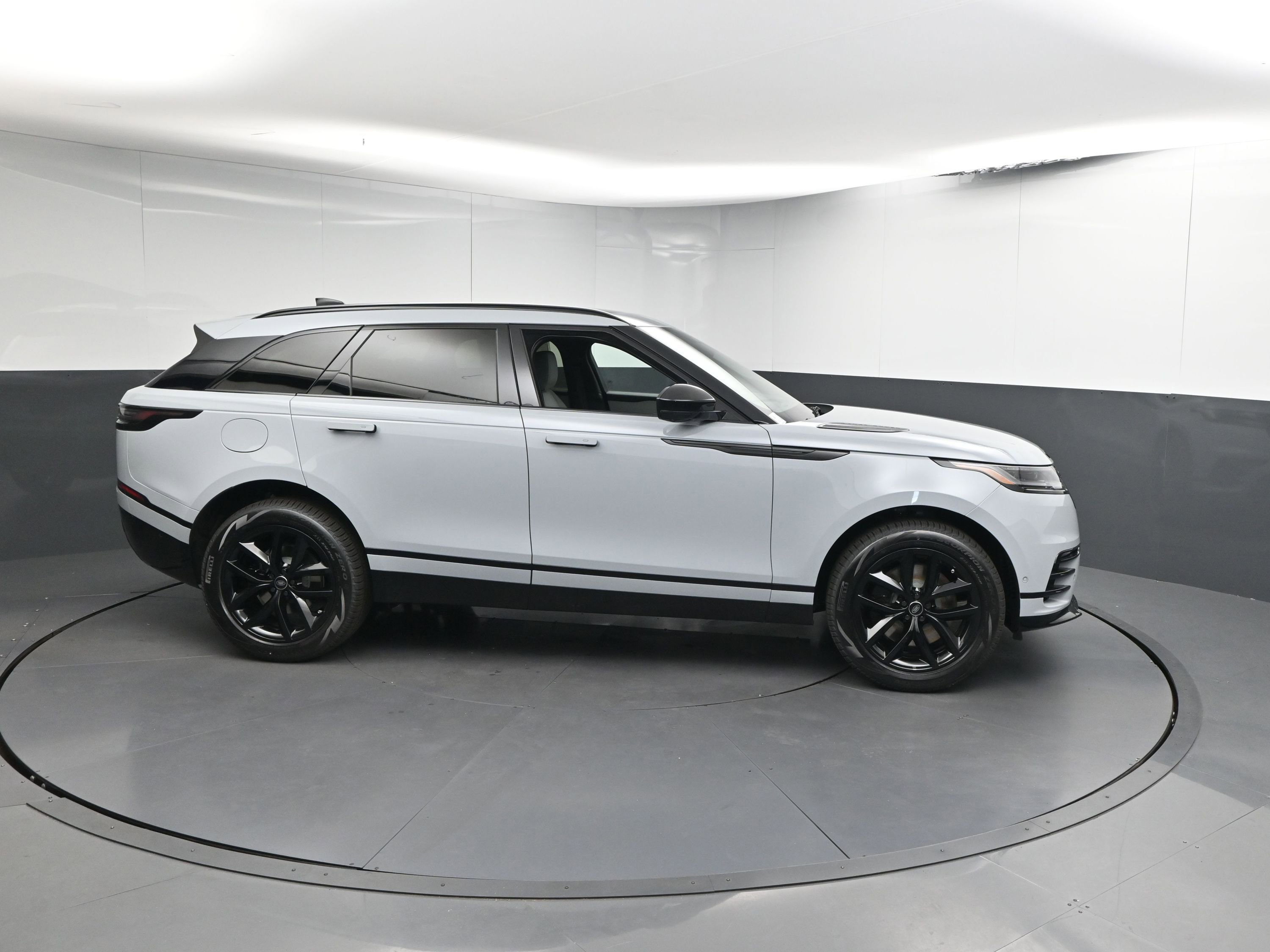 New 2026 Land Rover Range Rover Velar Dynamic SE image 23
