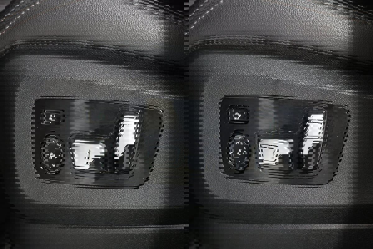 Used 2020 BMW X5 M50i w/ Premium Package image 25