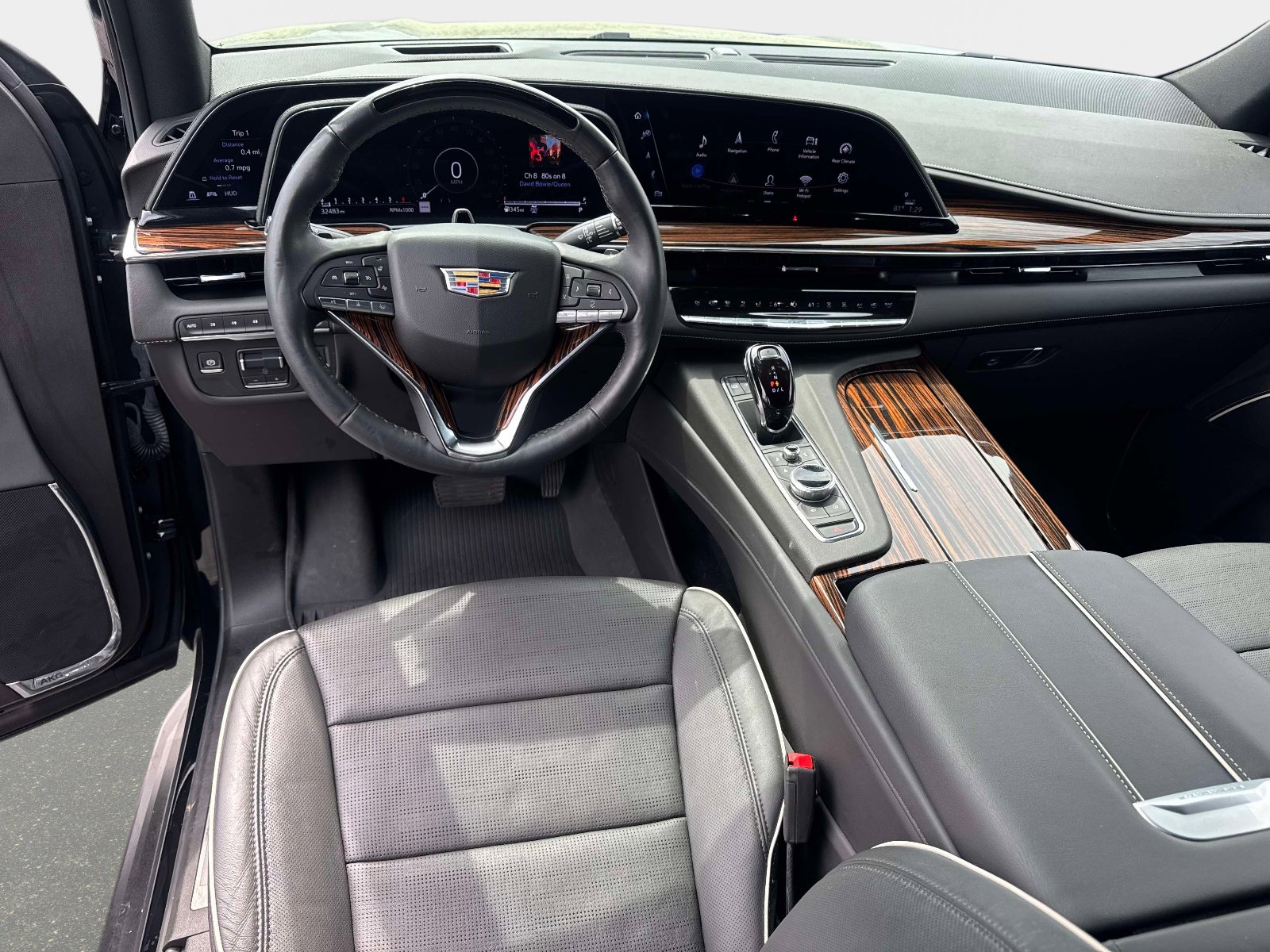 Used 2024 Cadillac Escalade ESV Premium Luxury w/ Performance Package image 2