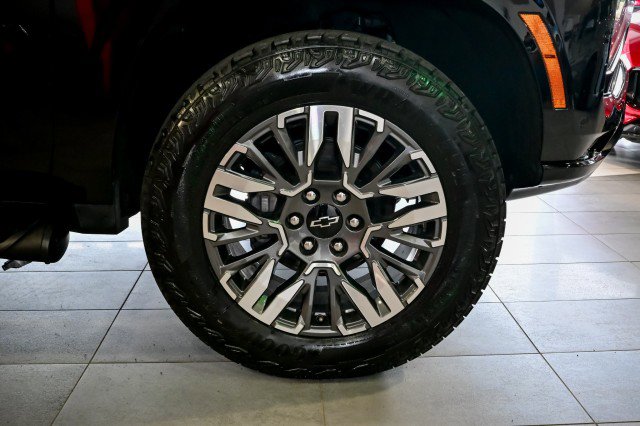 Used 2025 Chevrolet Suburban Z71 image 53