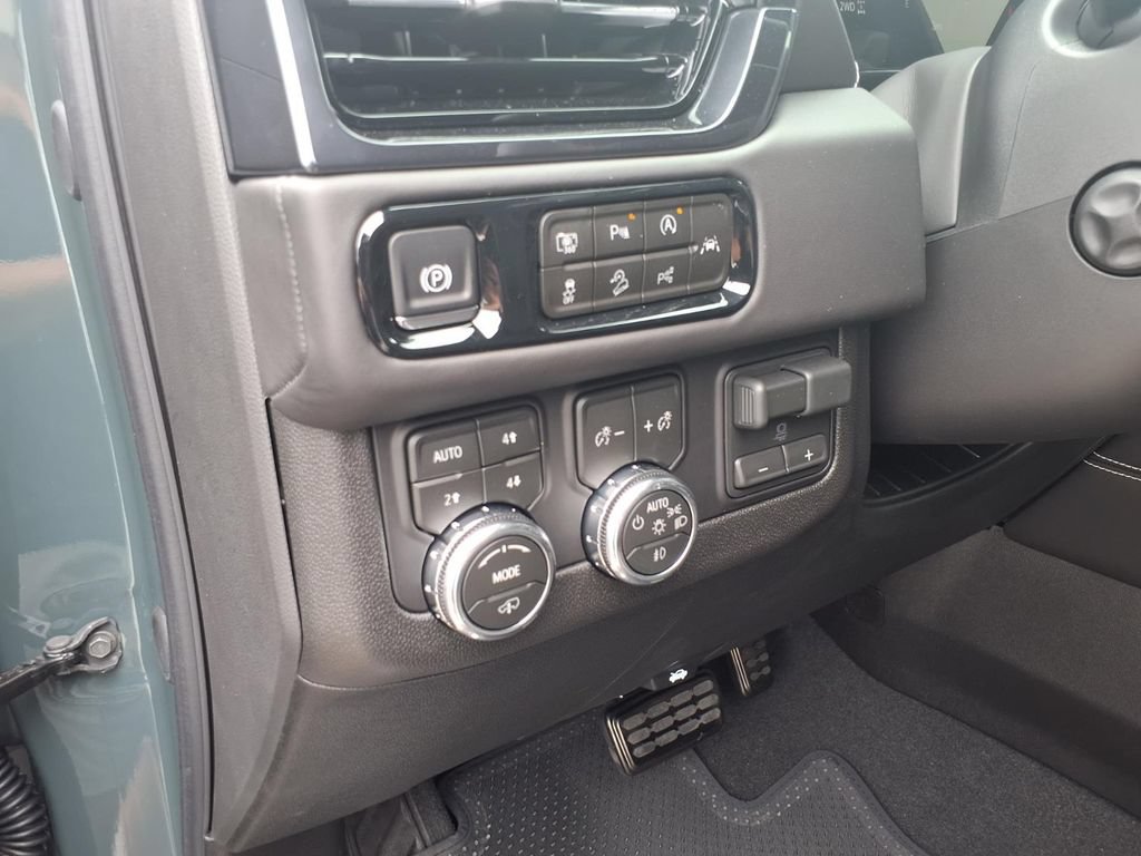 New 2026 GMC Yukon XL AT4 Ultimate AWD/4WD image 12