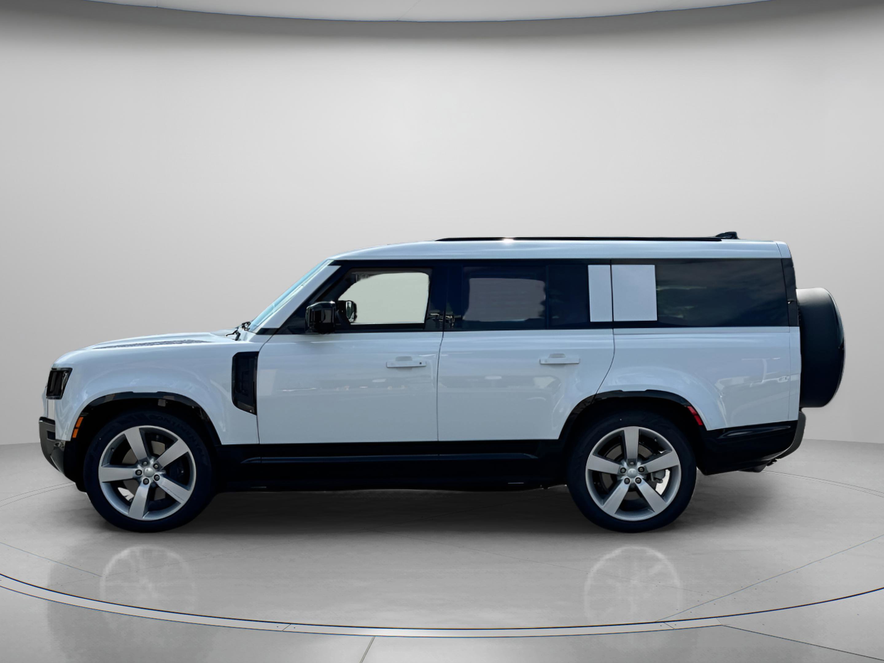 Certified 2025 Land Rover Defender 130 X-Dynamic SE image 2