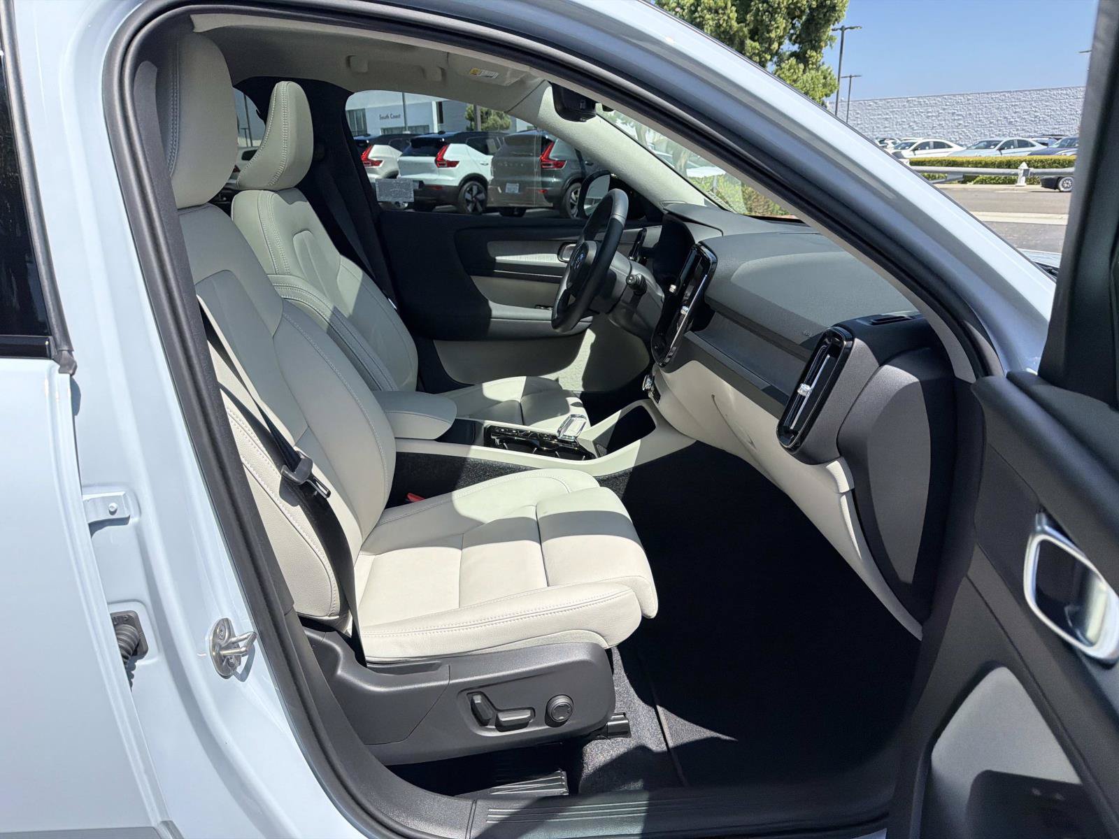 New 2026 Volvo XC40 B5 Plus w/ Protection Package Premier AWD/4WD image 25