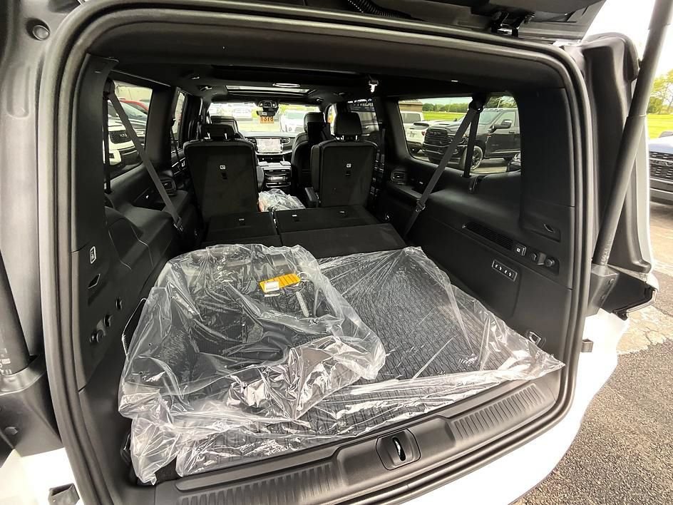 New 2026 Jeep Grand Wagoneer L Limited AWD/4WD image 9