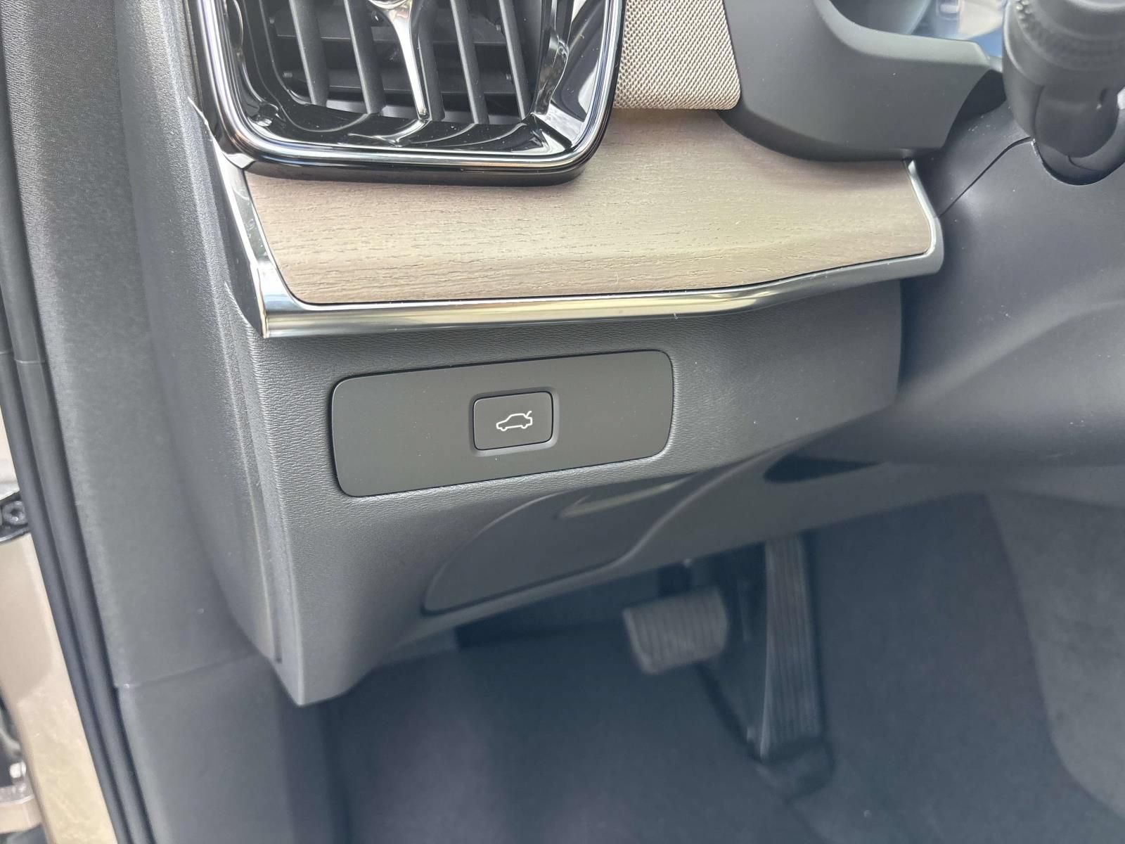 New 2026 Volvo XC90 B6 Plus w/ Protection Package Premier AWD/4WD image 15