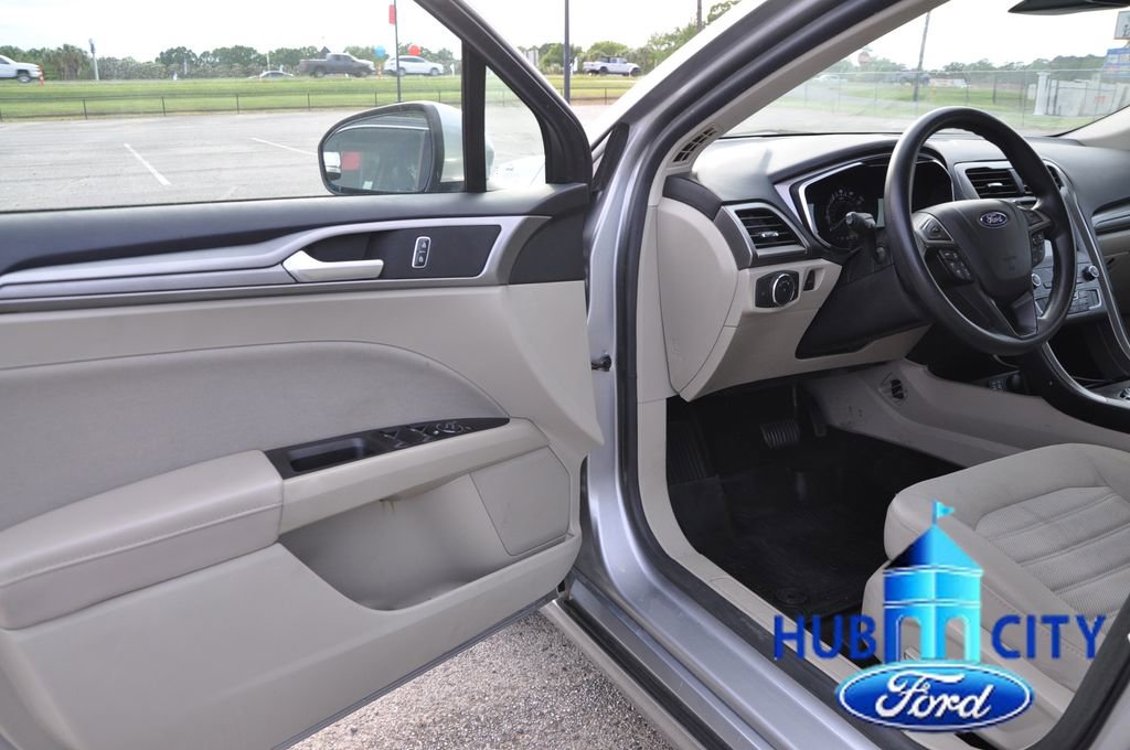 Used 2020 Ford Fusion SE AWD/4WD image 11