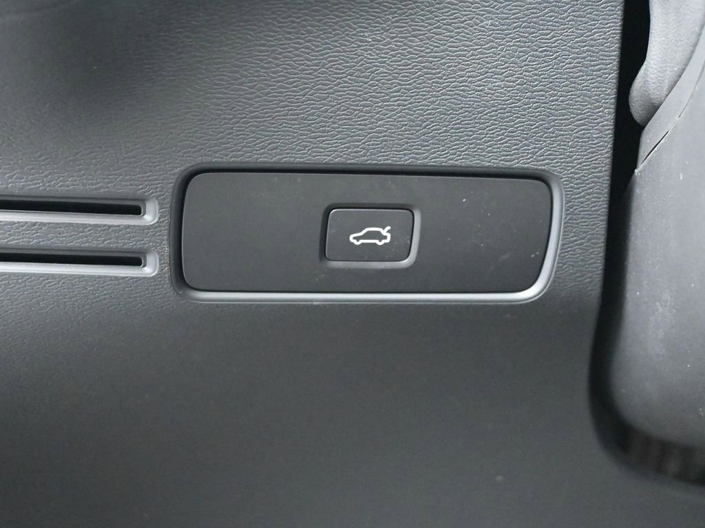 Used 2025 Volvo XC40 B5 Core image 19