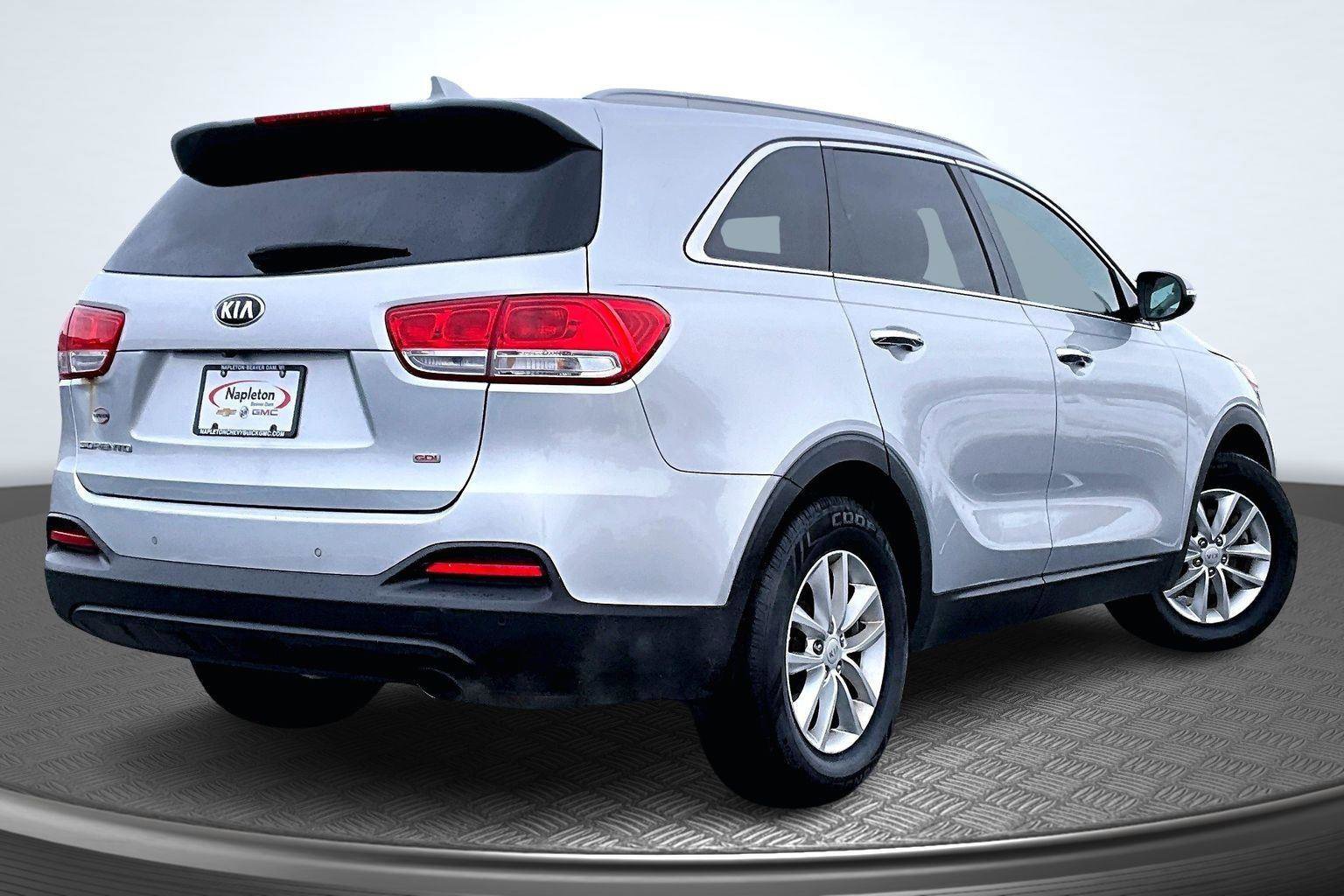Used 2016 Kia Sorento LX w/ LX Convenience Package image 2
