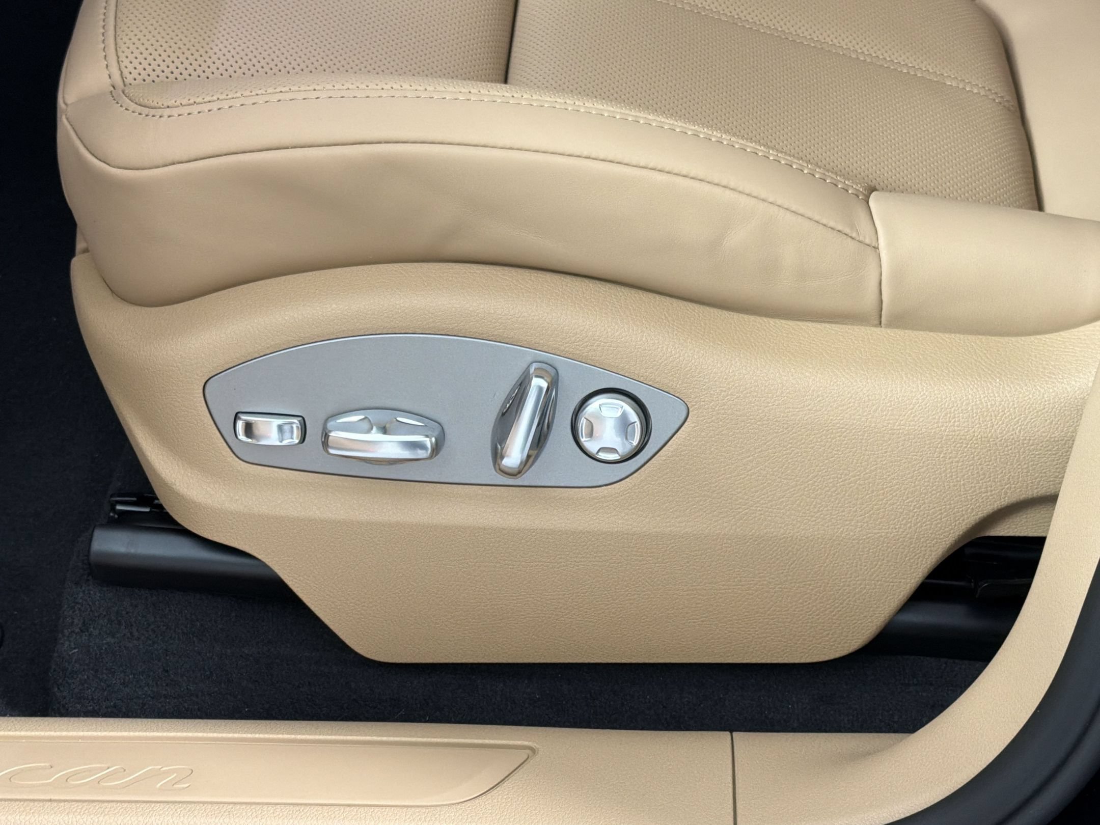 New 2026 Porsche Macan AWD/4WD image 15