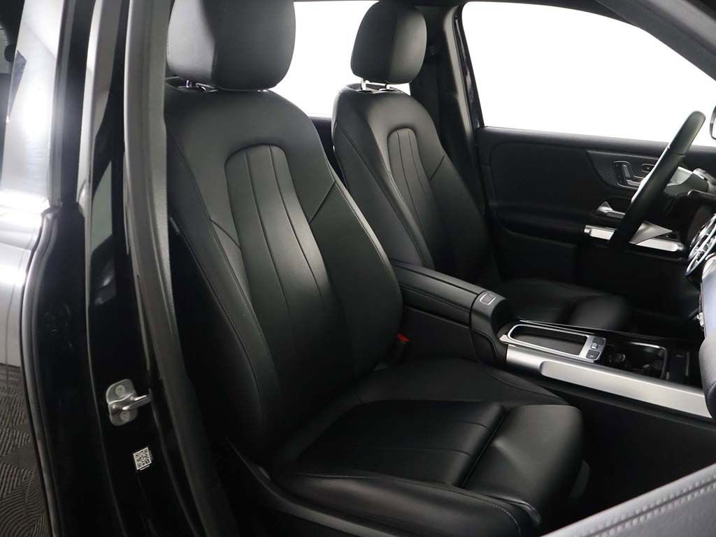 Used 2025 Mercedes-Benz GLB 250 4MATIC image 30