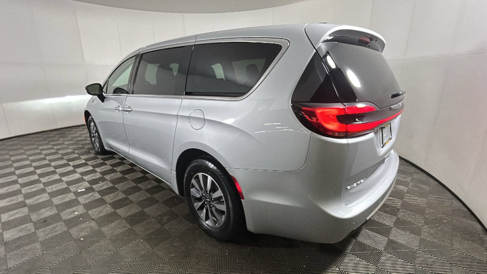 Used 2024 Chrysler Pacifica Limited FWD image 5