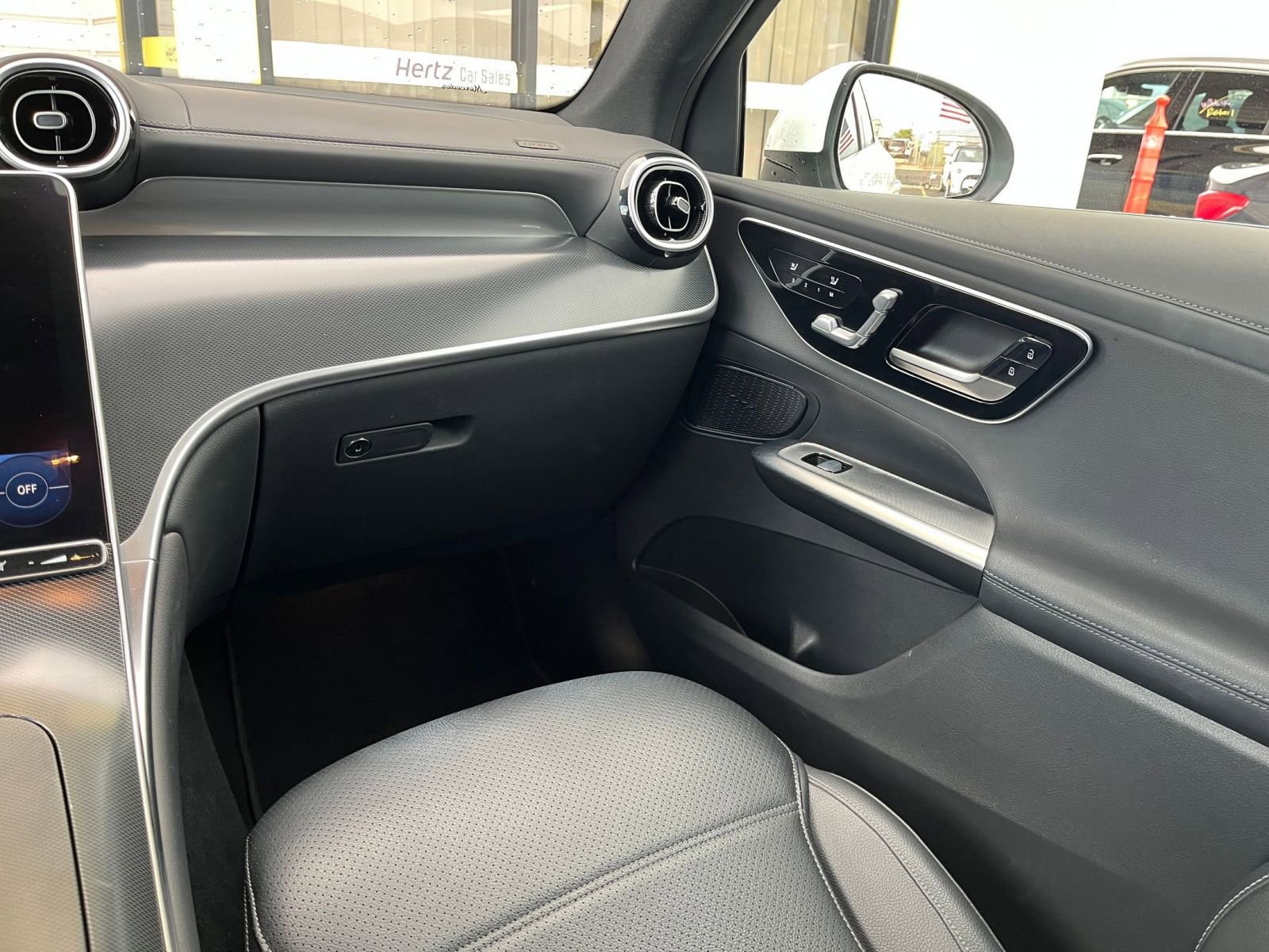 Used 2024 Mercedes-Benz GLC 300 4MATIC image 35