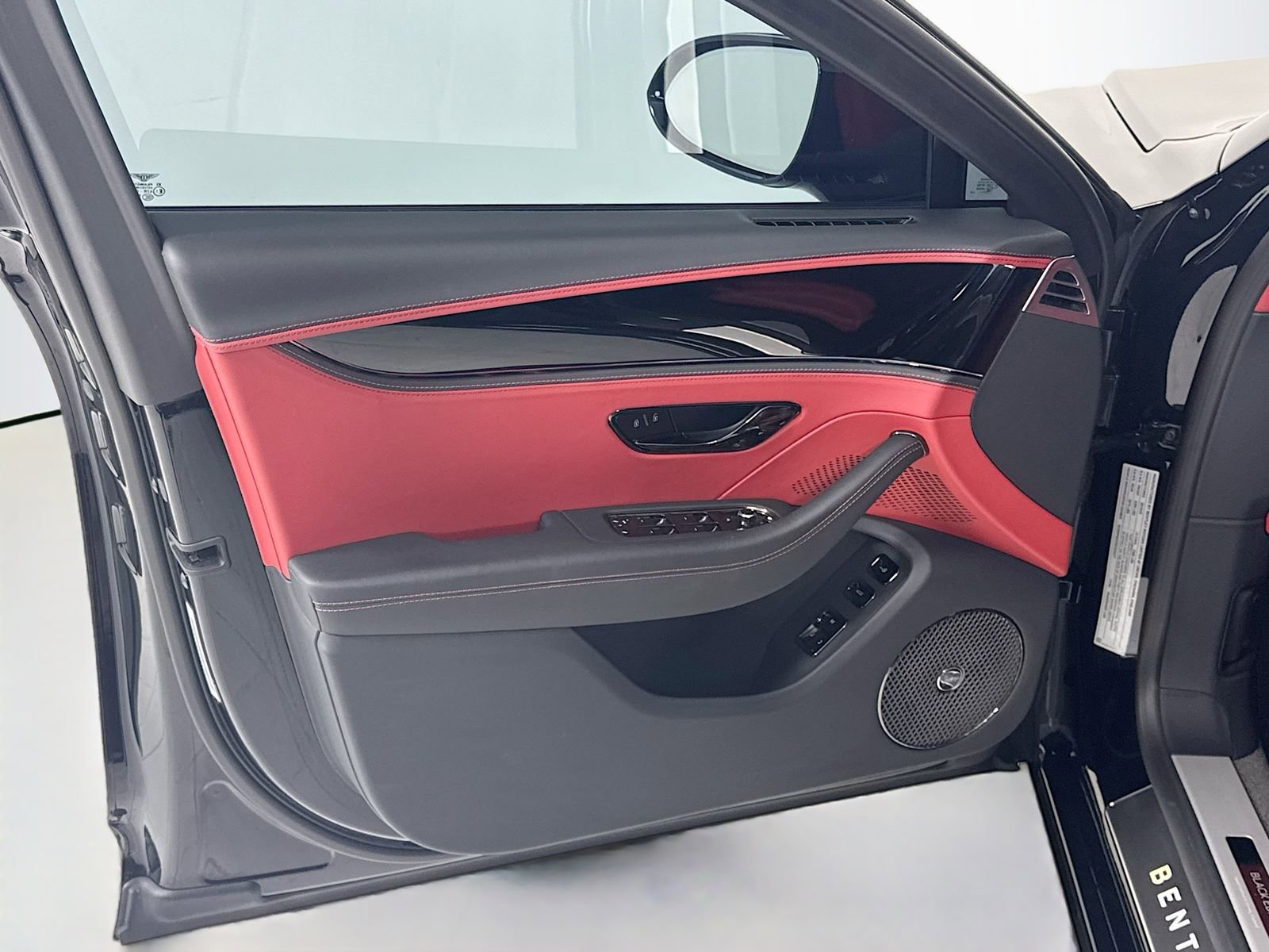 Certified 2025 Bentley Flying Spur Plug-In Hybrid image 15