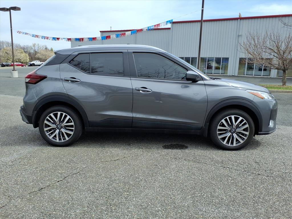 Used 2024 Nissan Kicks SV image 3