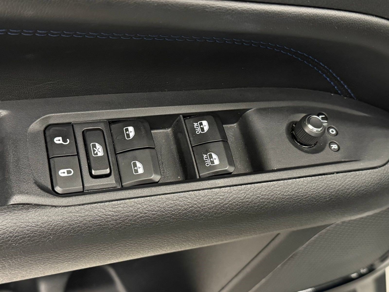 Used 2025 Jeep Compass Latitude w/ Convenience Group AWD/4WD image 28