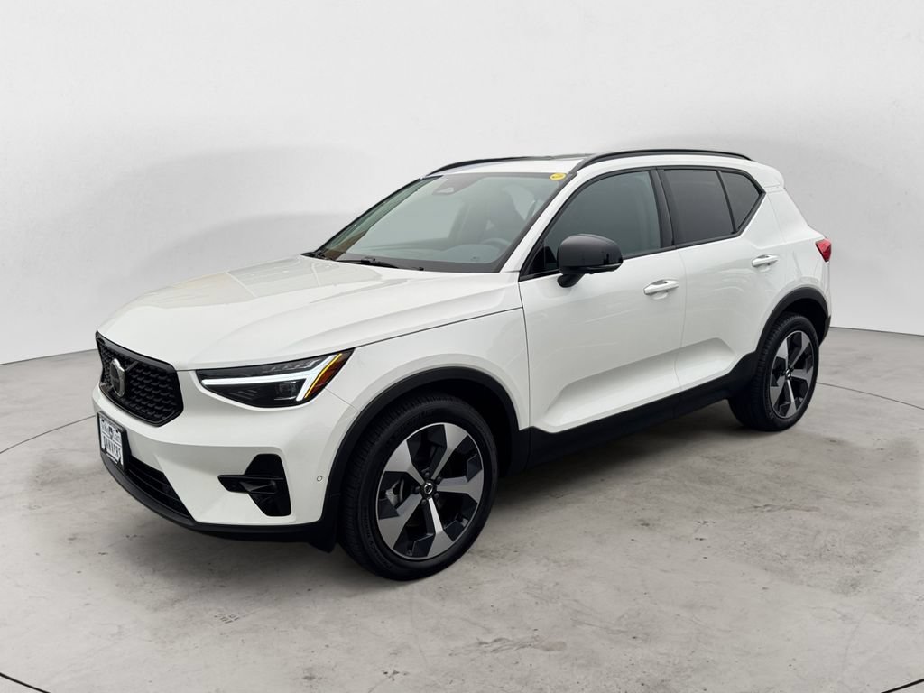 Certified 2026 Volvo XC40 B5 Plus AWD/4WD image 2