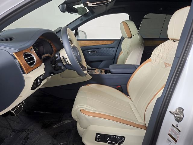 Used 2023 Bentley Bentayga Plug-In Hybrid image 14