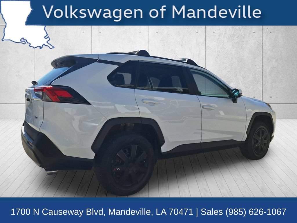 Used 2021 Toyota RAV4 LE FWD image 5