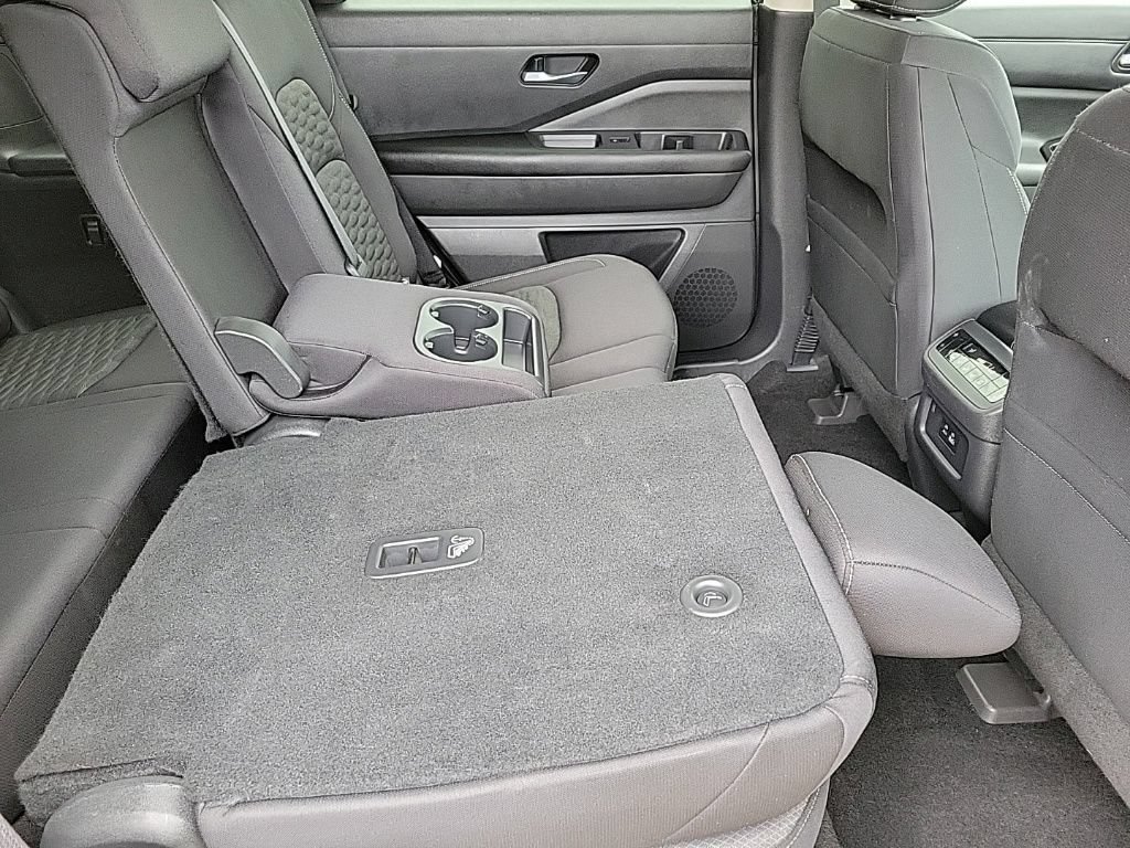 Used 2022 Nissan Pathfinder SV AWD/4WD image 16