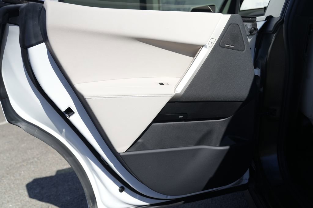 Used 2022 BMW iX xDrive50 w/ Premium Package image 32