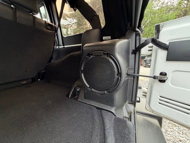 Used 2014 Jeep Wrangler Unlimited Sahara w/ Connectivity Group AWD/4WD image 17