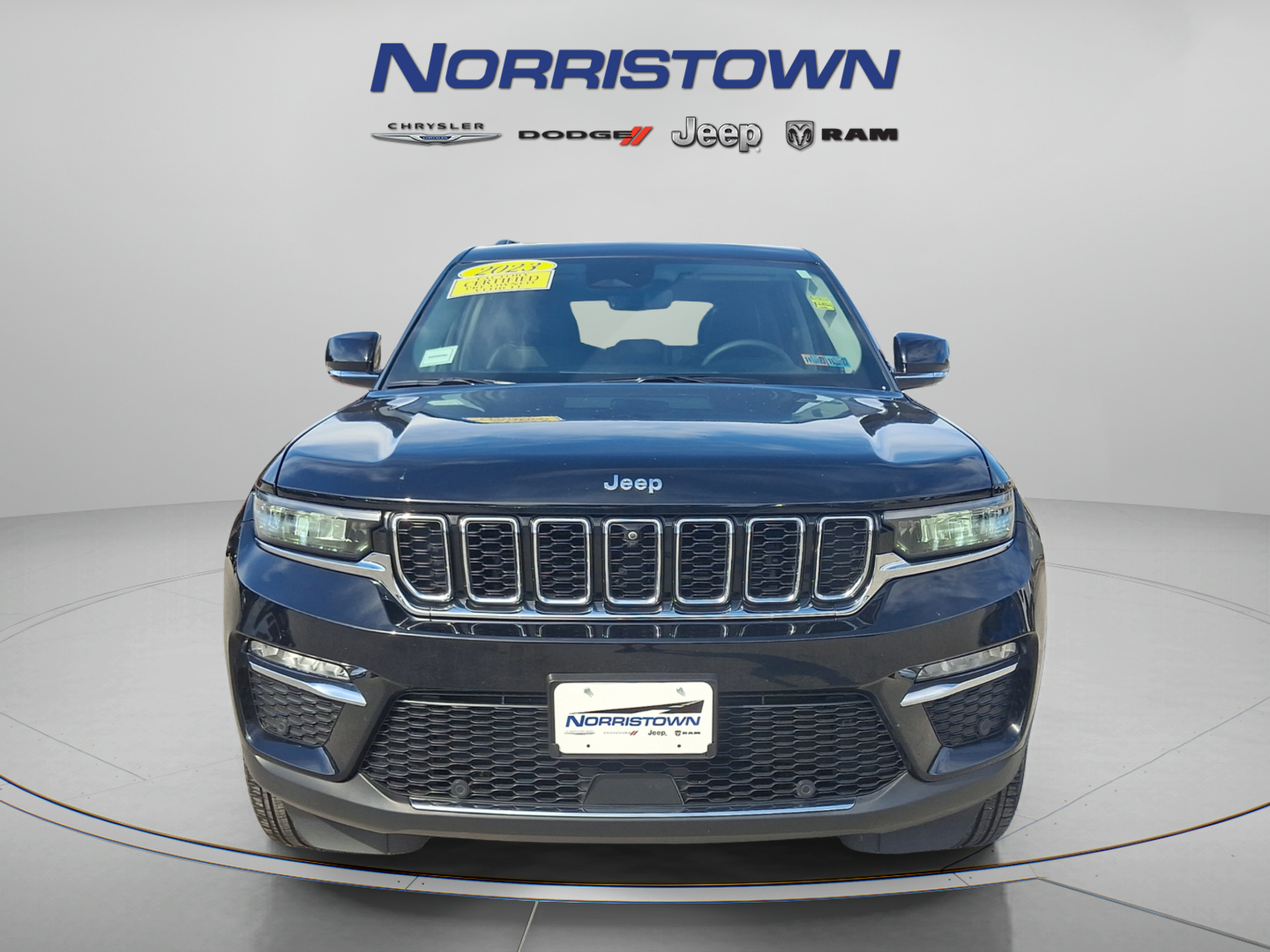 Used 2023 Jeep Grand Cherokee Limited w/ Luxury Tech Group II AWD/4WD image 2