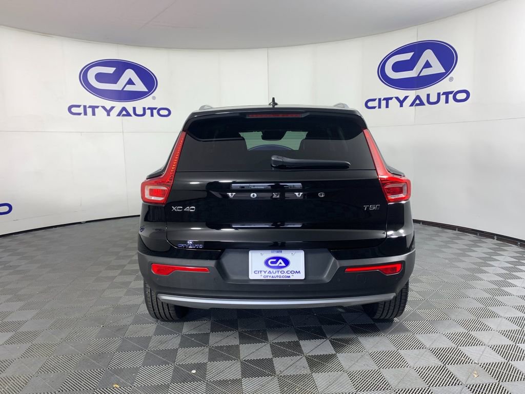 Used 2022 Volvo XC40 T5 Momentum image 4