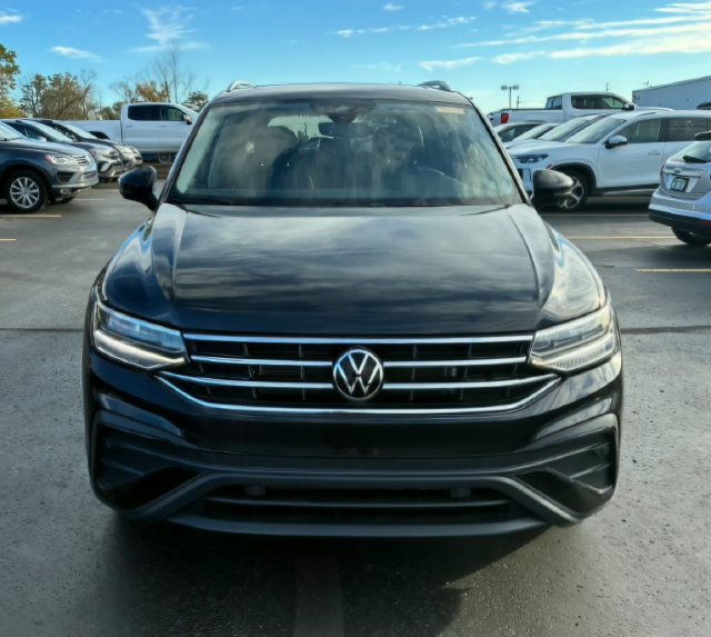 Used 2022 Volkswagen Tiguan SE w/ Panoramic Sunroof Package AWD/4WD image 2