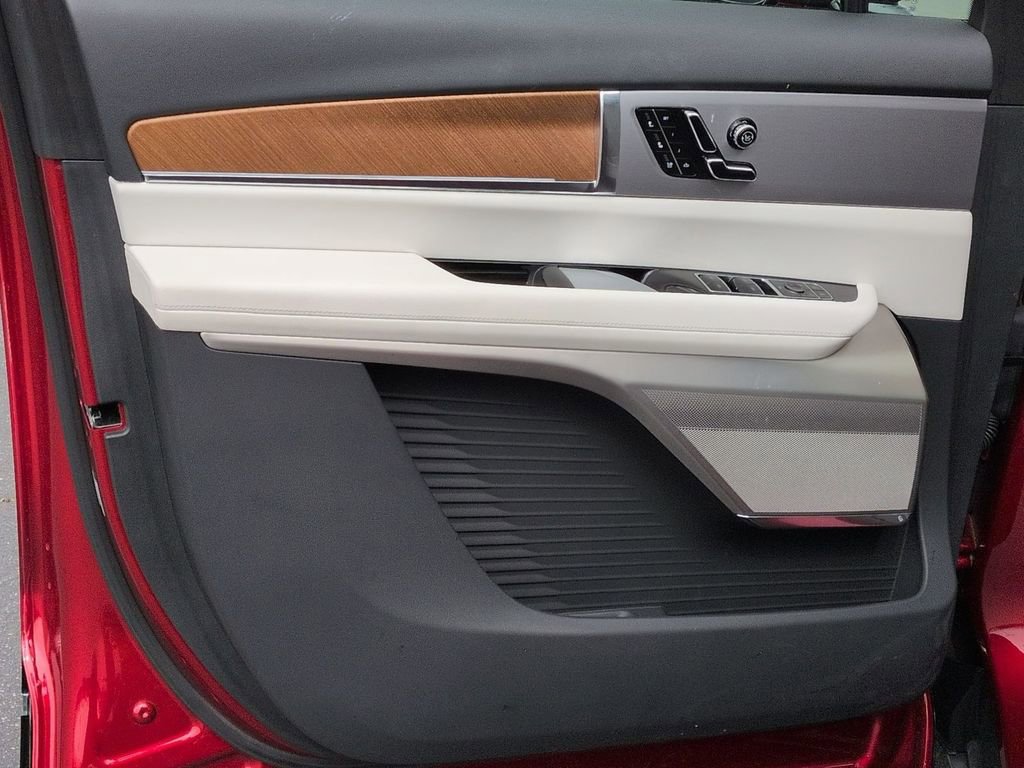 Certified 2026 Cadillac Vistiq Sport image 25