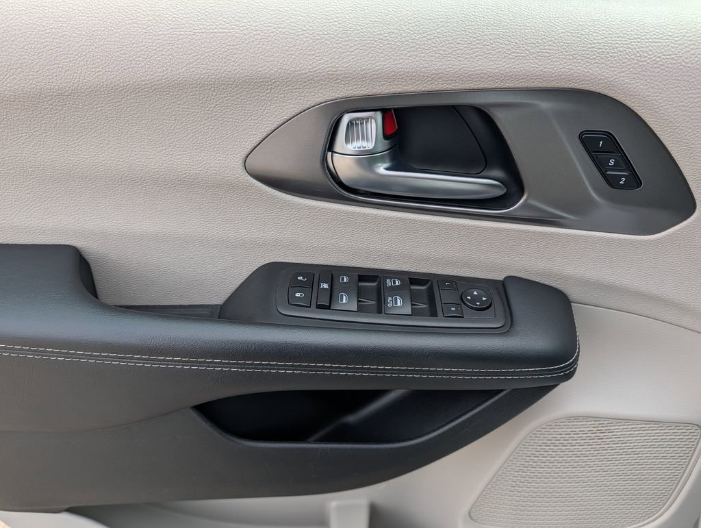 Used 2023 Chrysler Pacifica Touring-L FWD image 19