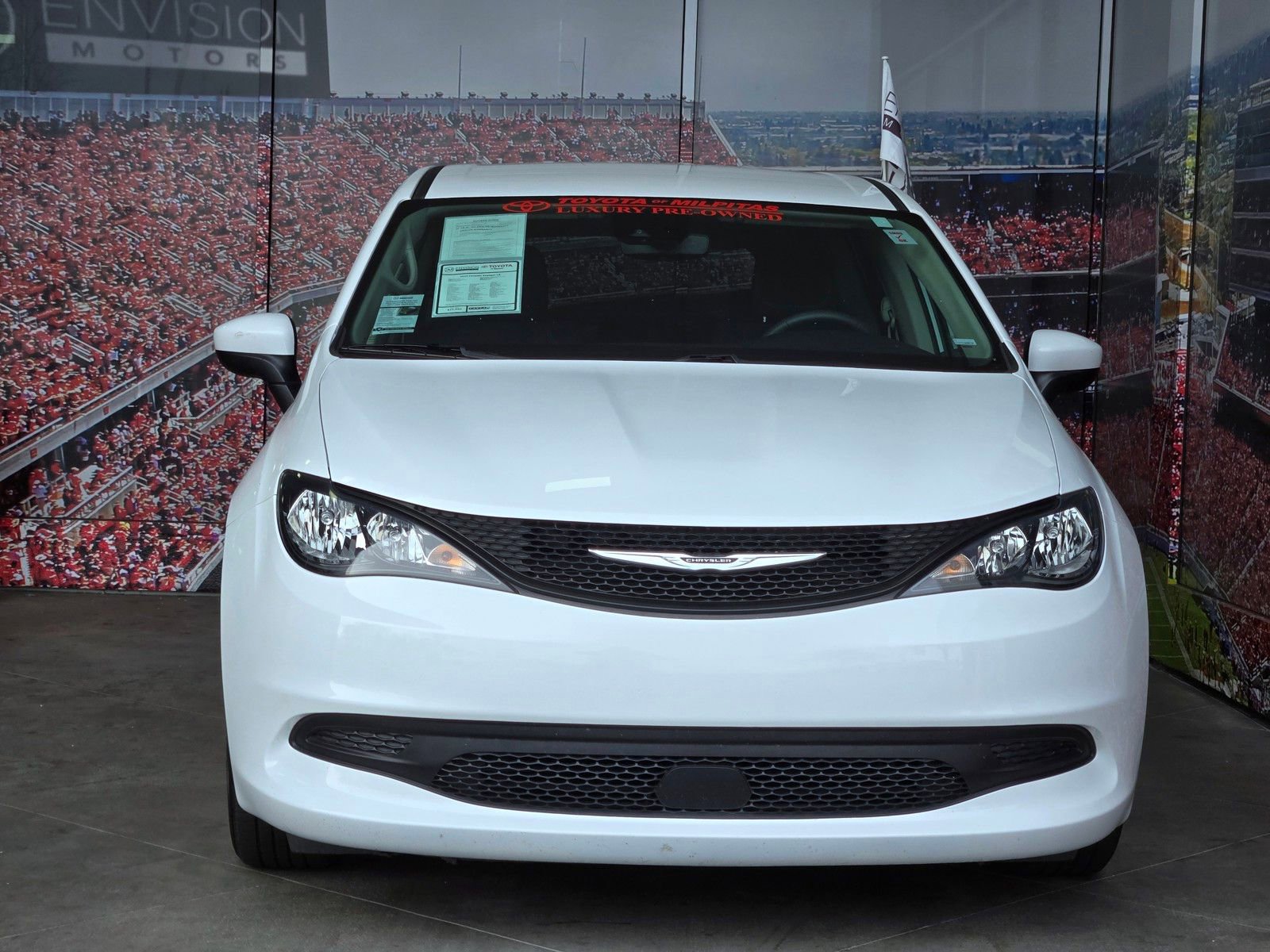 Used 2023 Chrysler Voyager LX image 3