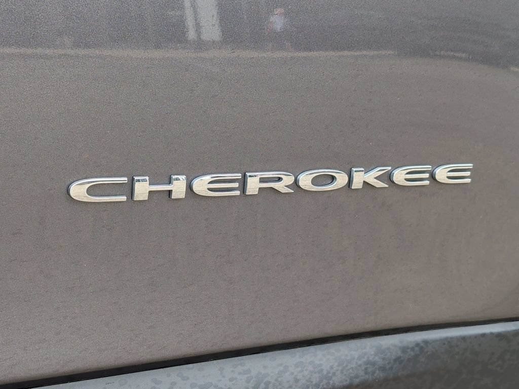 Used 2018 Jeep Cherokee Latitude Plus w/ Cold Weather Group AWD/4WD image 41
