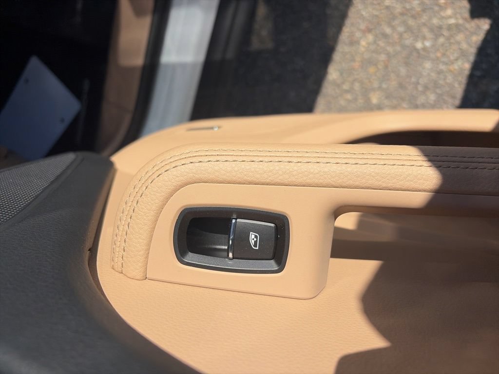 Used 2025 Porsche Macan AWD/4WD image 18
