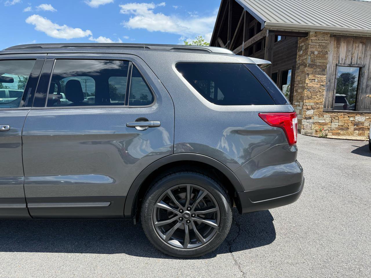Used 2018 Ford Explorer XLT w/ Equipment Group 202A FWD image 57