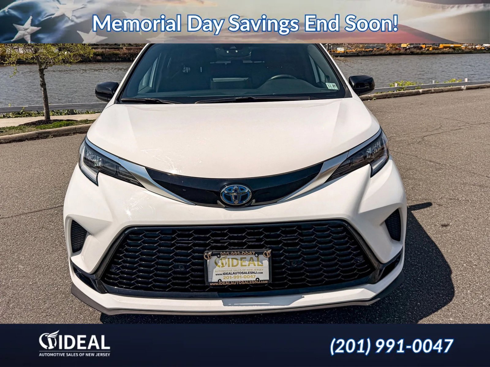 Used 2022 Toyota Sienna XSE w/ XSE Plus Package AWD/4WD image 3