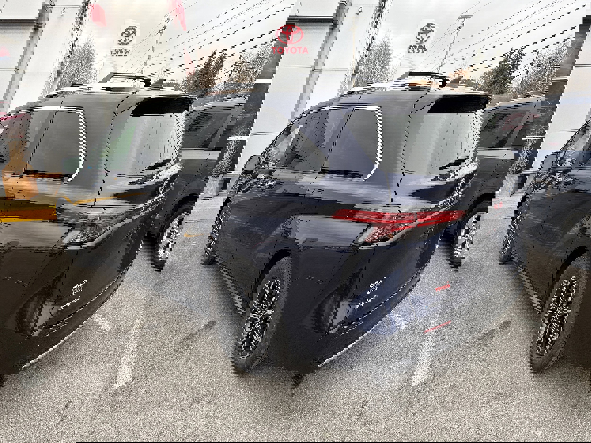 Used 2025 Toyota Sienna Platinum image 19