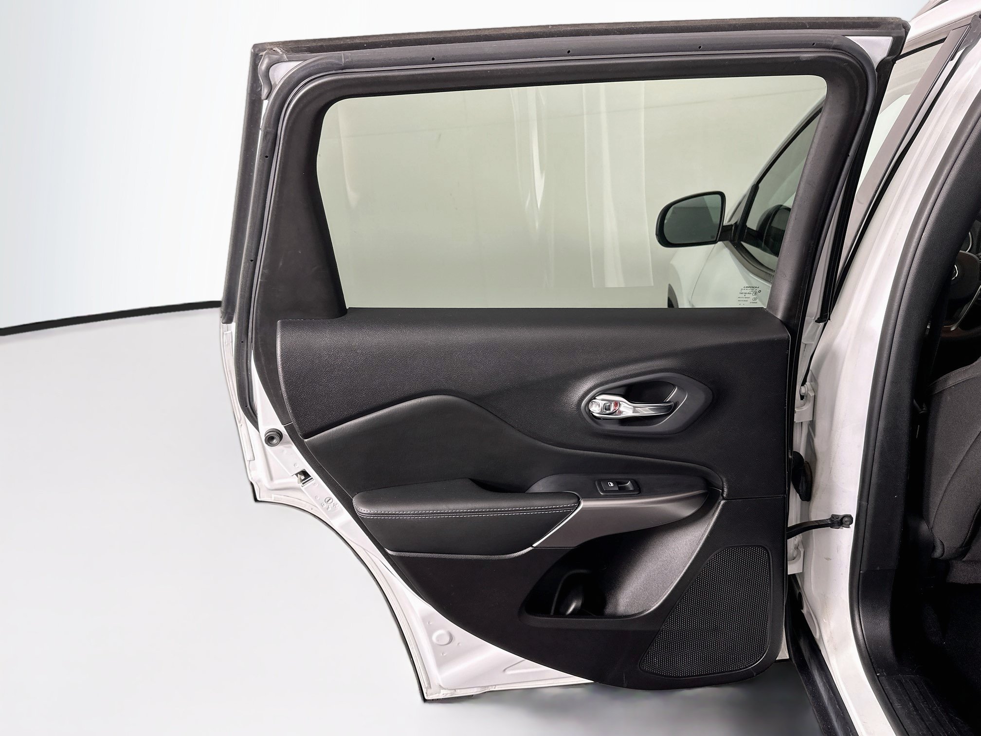 Used 2021 Jeep Cherokee Latitude w/ Mopar Interior Package FWD image 25